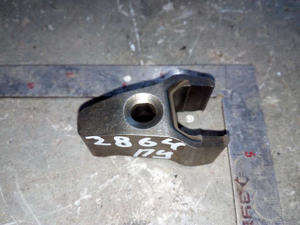 кронштейн топливной форсунки D2066 б/у